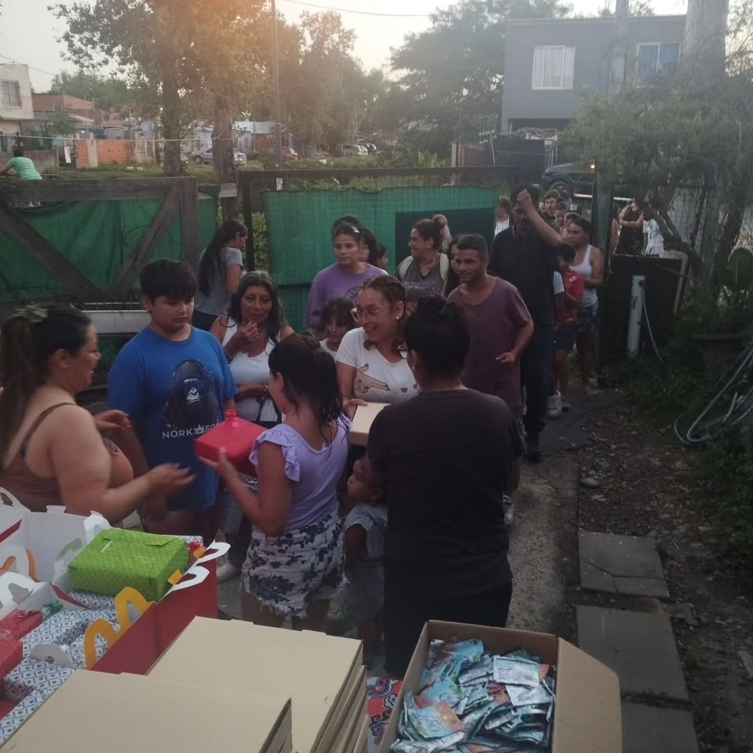 Vecinas y vecinos del barrio llegando al comedor una tarde de verano