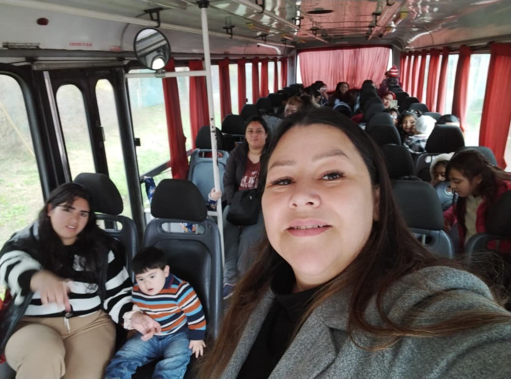 Chicos y familias del barrio en el micro, saliendo de paseo